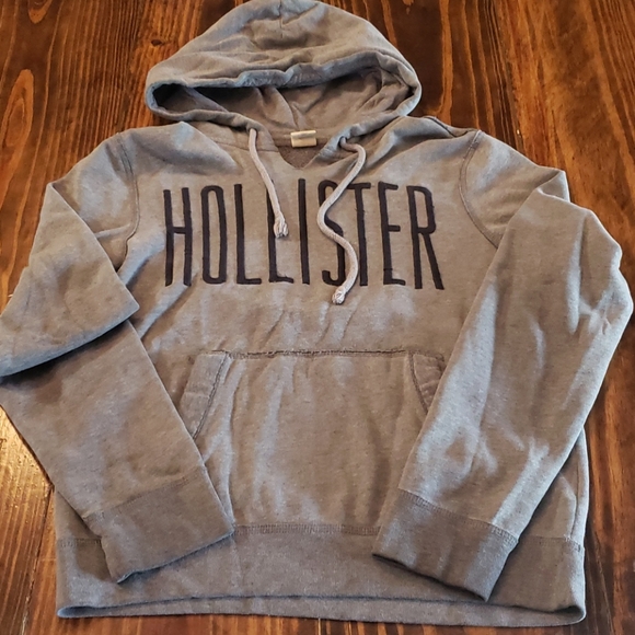 does hollister run small